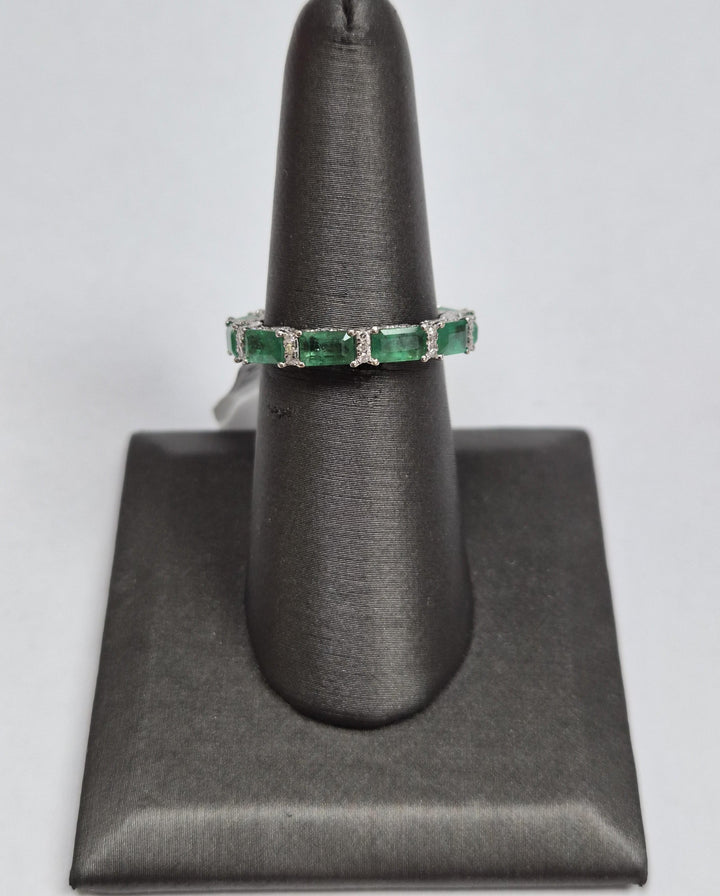 Emerald and diamond Hudson eternity band G-H/SI