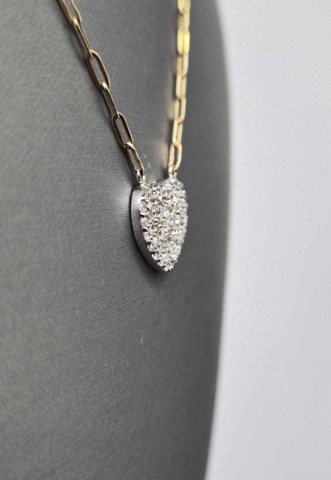 Valentine's day! Heart-Shaped Diamond Pendant Necklace