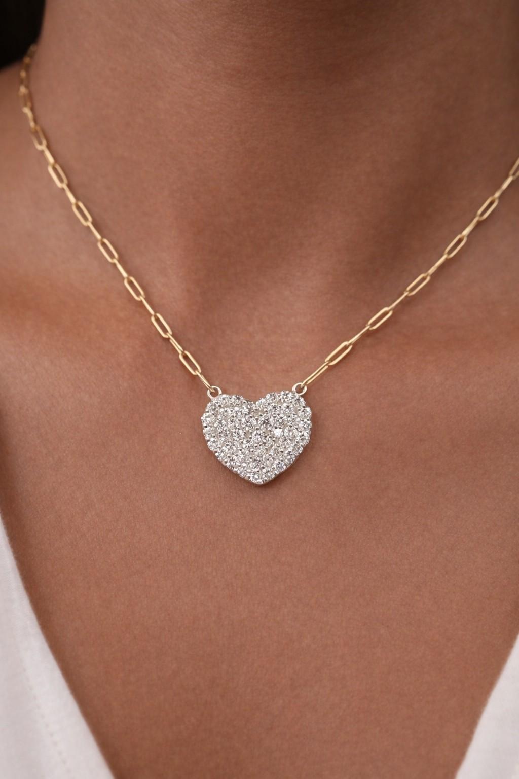 Valentine's day! Heart-Shaped Diamond Pendant Necklace